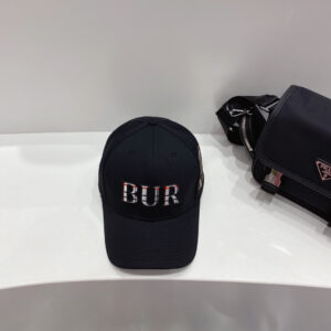 Mũ nam Burberry siêu cấp họa tiết chữ màu đen MBB04