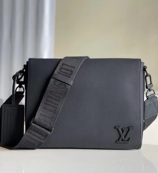 Túi đeo chéo LV Grained Calf Leather Messenger TDLV11