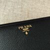 Ví nam Prada cầm tay họa tiết logo vàng VNP11