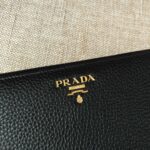 Ví nam Prada cầm tay họa tiết logo vàng VNP11