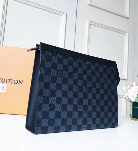 Clutch Louis Vuitton Pochette Voyage MM caro đen Like Au CLV11