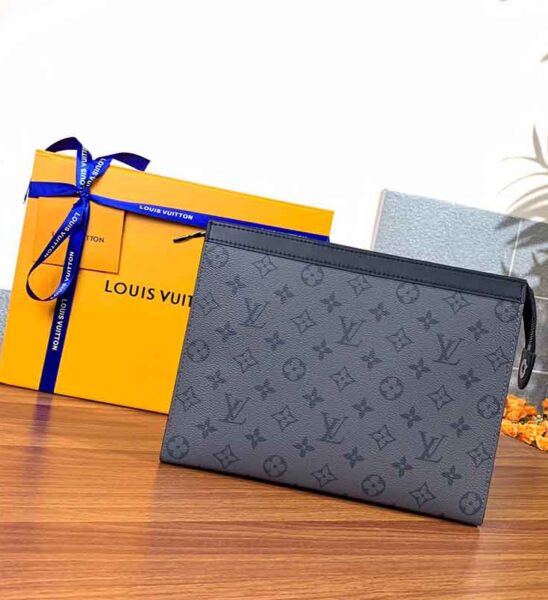 Clutch Louis Vuitton Pochette Voyage MM mau xam Like Au CLV09