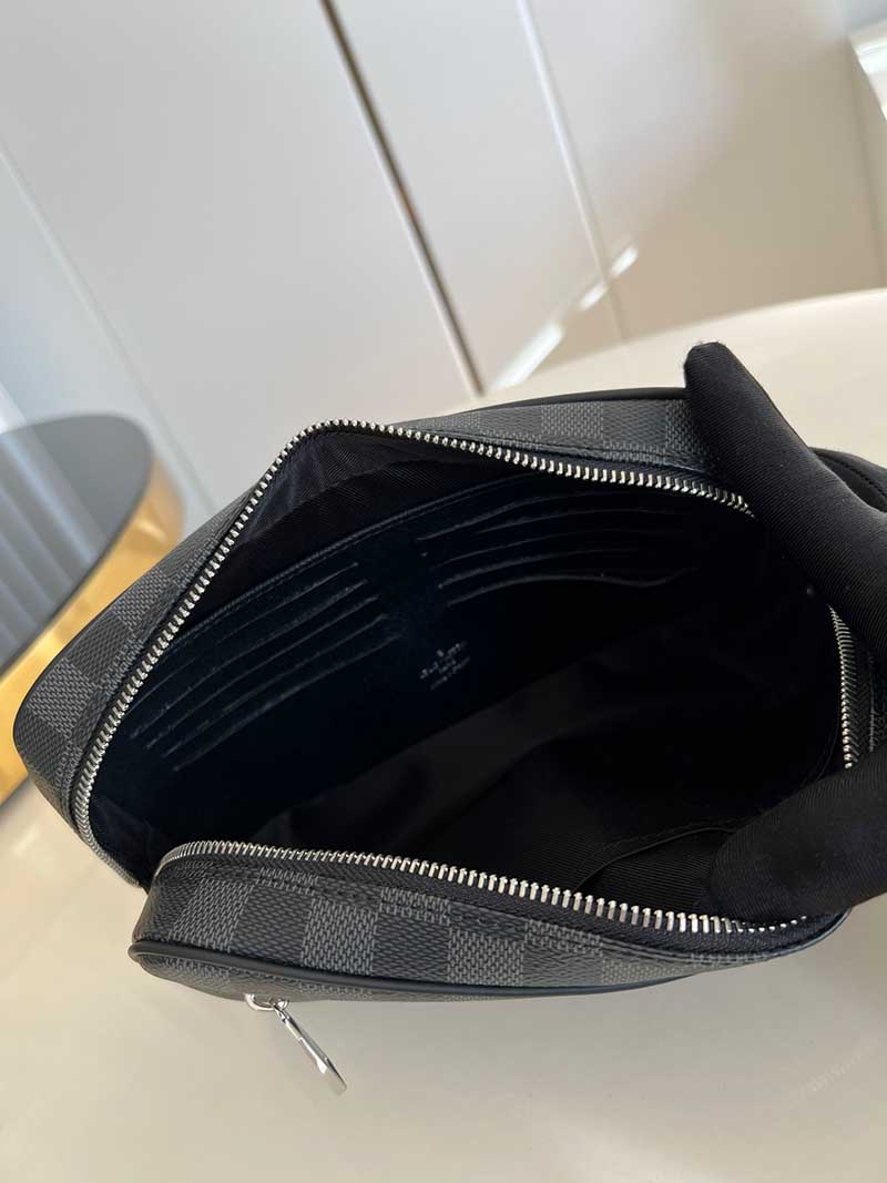Clutch Louis Vuitton Wash Bag caro đen CLV26