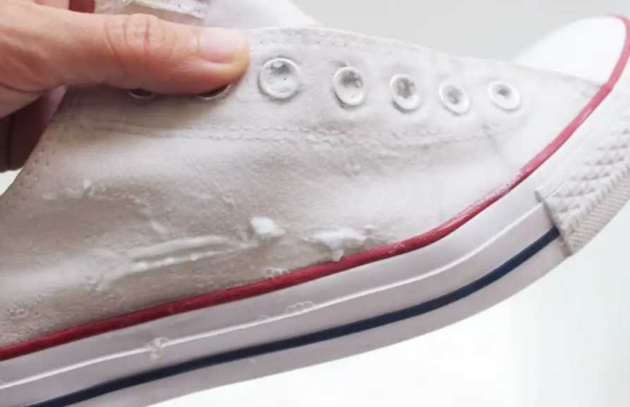 Bước 5: Vệ sinh bên trong giày đúng cách, sạch sẽ, tránh sự lây lan của vi khuẩn
